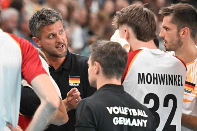 VB, Weltmeisterschaft, Testspiel. Deutschland vs. Belgien 22.08.2025, LKH Arena, Lueneburg, VB, Weltmeisterschaft, Testspiel. Deutschland vs. Belgien im Bild Trainer Michal Winiarski (GER) redet mit seiner Mannschaft