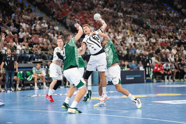 Fuechse Berlin gegen THW Kiel, Handball, 1. Handball Bundesliga Herren, Supercup, Saison 2025 2026, Muenchen, 23.08.2025 v.l. Mijajlo Marsenic (Fuechse Berlin, 93) verteidigt gegen Emil Wernsdorf Madsen (THW Kiel, 45) Muenchen SAP Garden Deutschland