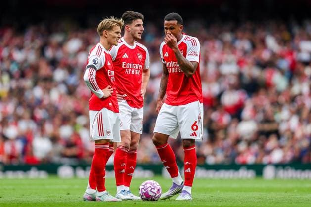 Premier League Arsenal v Leeds United Gabriel Magalhaes speaks to Martin Odegaard and Declan Rice of Arsenal during the Premier League match Arsenal vs Leeds United at Emirates Stadium, London, United Kingdom, 23rd August 2025 (Photo by Izzy Poles News Images) London Emirates Stadium Greater London United Kingdom Copyright: xIzzyxPoles NewsxImagesx