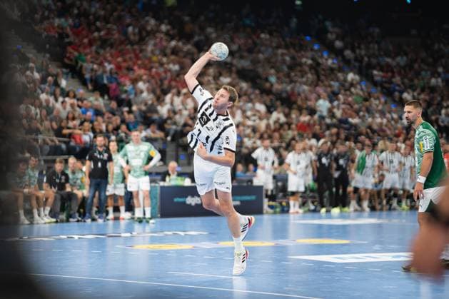 Fuechse Berlin gegen THW Kiel, Handball, 1. Handball Bundesliga Herren, Supercup, Saison 2025 2026, Muenchen, 23.08.2025 Magnus Landin (THW Kiel, 07) bei einem 7-Meter Wurf Muenchen SAP Garden Deutschland