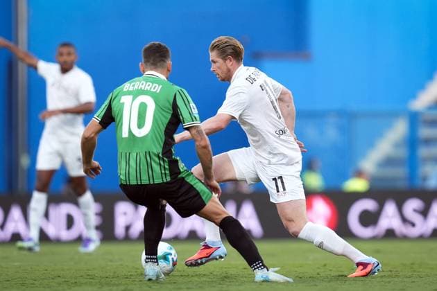 Napoli s Kevin De Bruyne fights for the ball with Sassuolo™s Domenico Berardi during the Serie A soccer match between Sassuolo and Napoli at the Mapei Stadium CittÃ del Tricolore in Reggio Emilia, north Italy - Saturday, August 23, 2025 - - Soccer -  Copyright: xMassimoxPaolone LaPressex