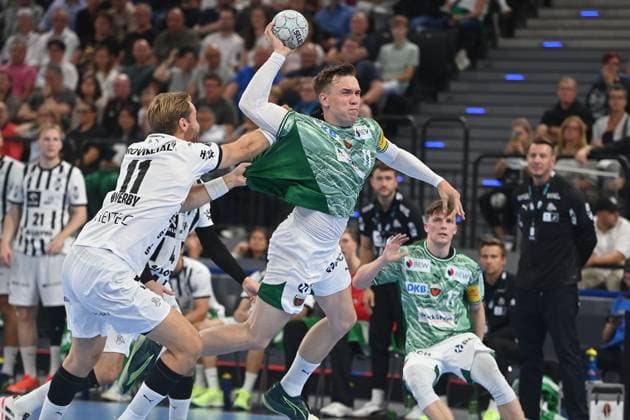 Lasse Bredekjaer ANDERSSON (Fuechse Berlin), Aktion,Wurf,li:Petter OVERBY (Kiel). Handball Super Cup 2025 der Maenner Fuechse Berlin vs. THW Kiel am 23.08.2025, SAP GARDEN Muenchen.