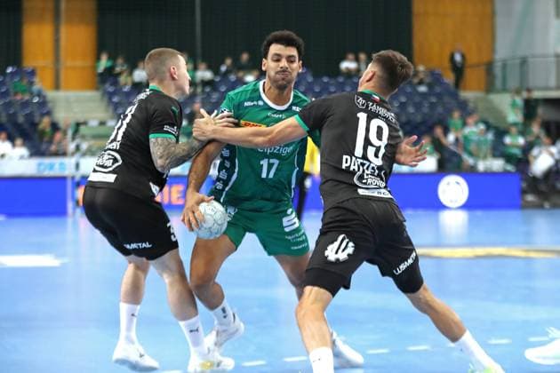 Handball-Testspiel: SC DHfK Leipzig vs. HC Banik Karvina, 23.08.25 Ahmed Khairy (17, SC DHfK Leipzig) in der Zange. Handball, DAIKIN HBL, Saison 2025 2026, Testspiel: SC DHfK Leipzig vs. HC Banik Karvina am 23.08.25 in der Quarterback Immobilien Arena Leipzig. Copyright: xBEAUTIFULxSPORTS JanxKaeferx