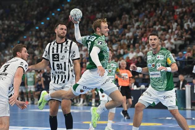 Mathias GIDSEL (Fuechse Berlin), Aktion,Wurf,li: Veron NACINOVIC (Kiel) , Magnus Landin JACOBSEN (Kiel) Handball Super Cup 2025 der Maenner Fuechse Berlin vs. THW Kiel am 23.08.2025, SAP GARDEN Muenchen.