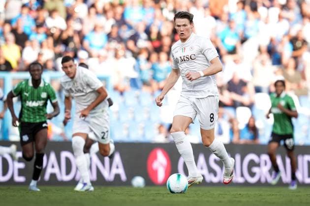Napoli s Scott Mc Tominay in action during the Serie A soccer match between Sassuolo and Napoli at the Mapei Stadium CittÃ del Tricolore in Reggio Emilia, north Italy - Saturday, August 23, 2025 - - Soccer -  Copyright: xMassimoxPaolone LaPressex