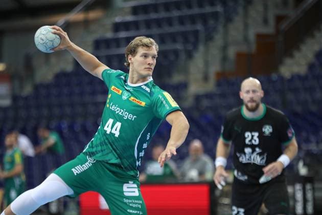 Handball-Testspiel: SC DHfK Leipzig vs. HC Banik Karvina, 23.08.25 Blaer Hinriksson (44, SC DHfK Leipzig) wirft einen Siebenmeter. Handball, DAIKIN HBL, Saison 2025 2026, Testspiel: SC DHfK Leipzig vs. HC Banik Karvina am 23.08.25 in der Quarterback Immobilien Arena Leipzig. Copyright: xBEAUTIFULxSPORTS JanxKaeferx