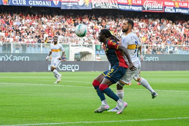 GenoaÕs Brooke Norton-Cuffy fights for the ball with LecceÕs Tete Morente during the Serie A soccer match between Genoa and Lecce at the Luigi Ferraris Stadium in Genoa, Italy - Saturday, August 23, 2025. - Soccer .  Copyright: xTanoxPecoraro LaPressex