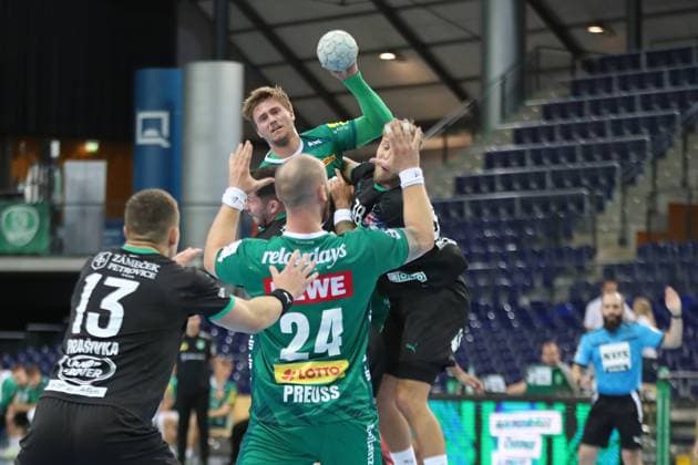 Handball-Testspiel: SC DHfK Leipzig vs. HC Banik Karvina, 23.08.25 Franz Semper (32, SC DHfK Leipzig) ist in der Luft. Handball, DAIKIN HBL, Saison 2025 2026, Testspiel: SC DHfK Leipzig vs. HC Banik Karvina am 23.08.25 in der Quarterback Immobilien Arena Leipzig. Copyright: xBEAUTIFULxSPORTS JanxKaeferx
