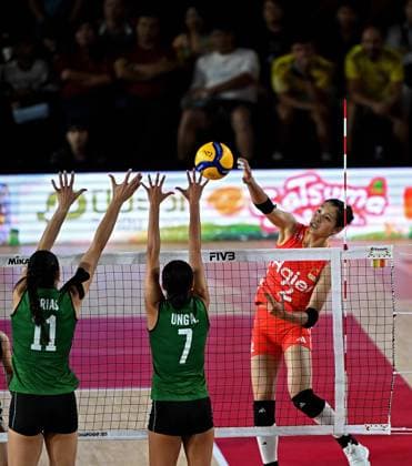 (250823) -- CHIANG MAI, Aug. 23, 2025 -- Zhuang Yushan (R) of China spikes the ball during the Preliminary Phase Pool F match between China and Mexico at the Volleyball Women s World Championship, WM, Weltmeisterschaft in Chiang Mai, Thailand, Aug. 23, 2025. ) (SP)THAILAND-CHIANG MAI-VOLLEYBALL-WOMEN S WORLD CHAMPIONSHIP-CHINA VS MEXICO HouxZhaokang 