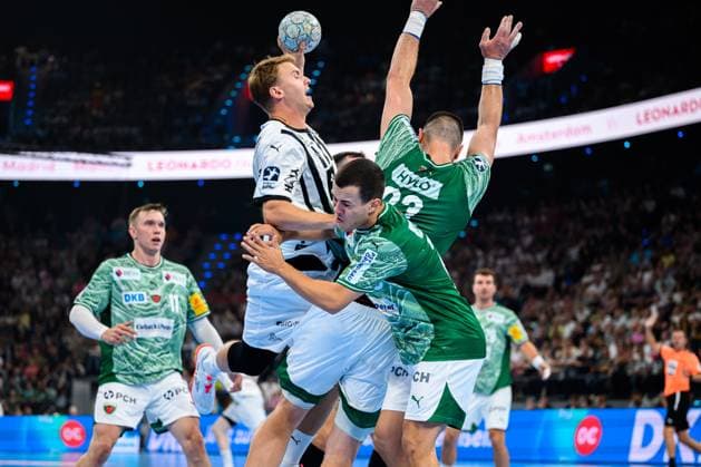 Muenchen: HBL Super Cup 2025 - Fuechse Berlin - THW Kiel Emil Wernsdorf Madsen (THW Kiel), Mijajlo Marsenic (Berlin), Tim Freihöfer Freihoefer (Berlin) Muenchen SAP Garden Bayern Deutschland