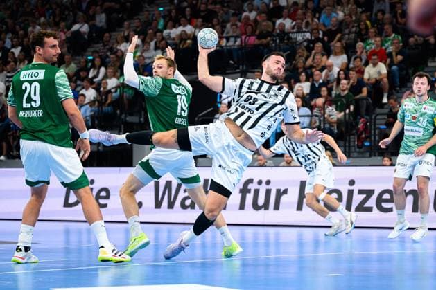 Muenchen: HBL Super Cup 2025 - Fuechse Berlin - THW Kiel v.li. Lukas Herburger (Berlin), Mathias Gidsel (Berlin), Veron Nacinovic (THW Kiel) Muenchen SAP Garden Bayern Deutschland