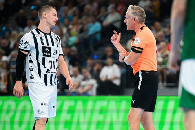 Muenchen: HBL Super Cup 2025 - Fuechse Berlin - THW Kiel Elias Ellefsen a Skipagotu (THW Kiel), Schiedsrichter Robert Schulze Muenchen SAP Garden Bayern Deutschland