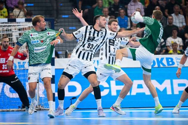 Muenchen: HBL Super Cup 2025 - Fuechse Berlin - THW Kiel v. li. im Zweikampf Max Darj (Berlin), Veron Nacinovic (THW Kiel), Mathias Gidsel (Berlin) Muenchen SAP Garden Bayern Deutschland