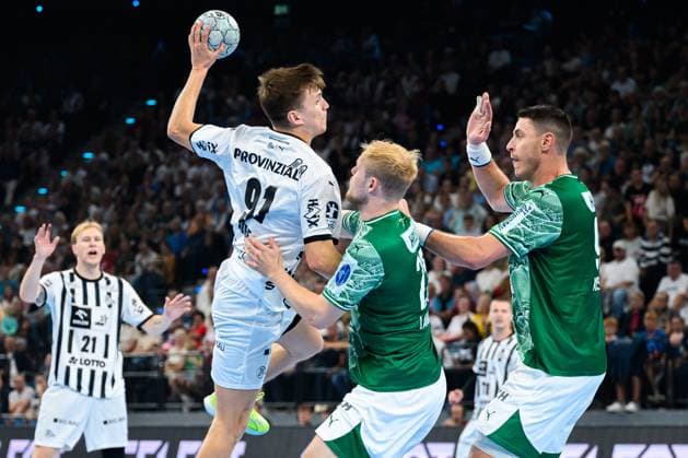 Muenchen: HBL Super Cup 2025 - Fuechse Berlin - THW Kiel Bence Imre (THW Kiel), Matthes Langhoff (Berlin), Mijajlo Marsenic (Berlin) Muenchen SAP Garden Bayern Deutschland