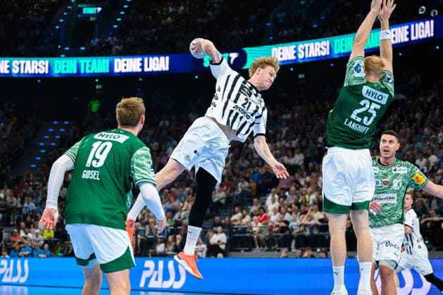 Muenchen: HBL Super Cup 2025 - Fuechse Berlin - THW Kiel v.li. Mathias Gidsel (Berlin), Eric Johansson (THW Kiel), Matthes Langhoff (Berlin) Muenchen SAP Garden Bayern Deutschland