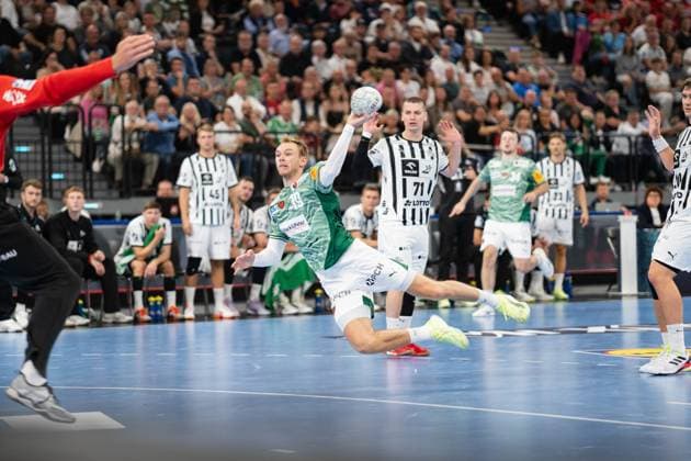 Fuechse Berlin gegen THW Kiel, Handball, 1. Handball Bundesliga Herren, Supercup, Saison 2025 2026, Muenchen, 23.08.2025 Mathias Gidsel (Fuechse Berlin, 19) im Torwurf Muenchen SAP Garden Deutschland