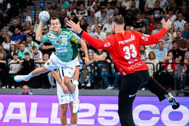 Muenchen: HBL Super Cup 2025 - Fuechse Berlin - THW Kiel Tim Freihöfer Freihoefer (Berlin), Torhueter Andreas Wolff (THW Kiel) Muenchen SAP Garden Bayern Deutschland