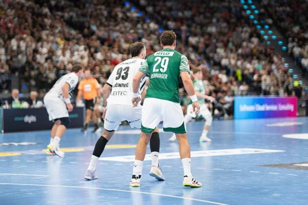 Fuechse Berlin gegen THW Kiel, Handball, 1. Handball Bundesliga Herren, Supercup, Saison 2025 2026, Muenchen, 23.08.2025 v.l. Veron Nacinovic (THW Kiel, 93) verteidigt gegen Lukas Herburger (Fuechse Berlin, 29) Muenchen SAP Garden Deutschland