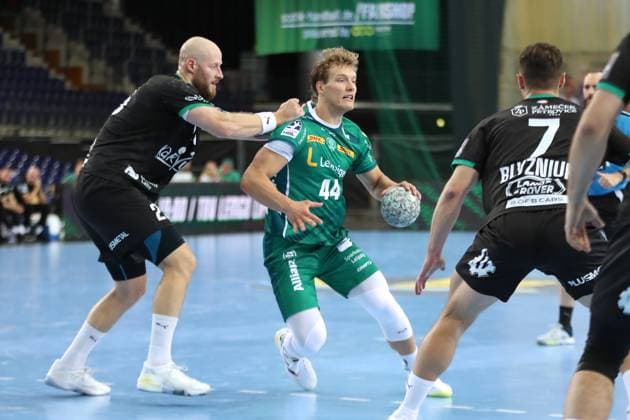 Handball-Testspiel: SC DHfK Leipzig vs. HC Banik Karvina, 23.08.25 Blaer Hinriksson (44, SC DHfK Leipzig) wird von Jan Uzek (23, Banik Karvina) gepackt. Handball, DAIKIN HBL, Saison 2025 2026, Testspiel: SC DHfK Leipzig vs. HC Banik Karvina am 23.08.25 in der Quarterback Immobilien Arena Leipzig. Copyright: xBEAUTIFULxSPORTS JanxKaeferx