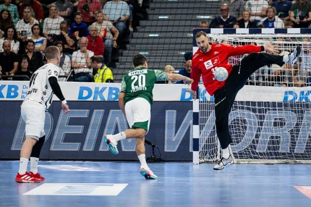 Andreas Wolff (Torwart, THW Kiel, 33) pariert einen Wurf von Tim Freihoefer (Fuechse Berlin, 20) GER, Fuechse Berlin vs. THW Kiel, Handball, HBL Supercup 2025, Finale, 23.08.2025. GER, Fuechse Berlin vs. THW Kiel, Handball, HBL Supercup 2025, Finale, 23.08.2025. Muenchen Copyright: xEibner-Pressefoto HeikexFeinerx EP_HFR
