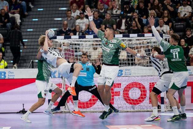 Max Darj (Fuechse Berlin, 5) verteidigt gegen Eric Oscar Johansson (THW Kiel, 21) GER, Fuechse Berlin vs. THW Kiel, Handball, HBL Supercup 2025, Finale, 23.08.2025. GER, Fuechse Berlin vs. THW Kiel, Handball, HBL Supercup 2025, Finale, 23.08.2025. Muenchen Copyright: xEibner-Pressefoto HeikexFeinerx EP_HFR