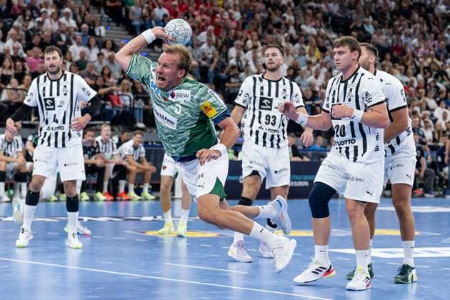 Max Darj (Fuechse Berlin, 5) beim Wurf GER, Fuechse Berlin vs. THW Kiel, Handball, HBL Supercup 2025, Finale, 23.08.2025. GER, Fuechse Berlin vs. THW Kiel, Handball, HBL Supercup 2025, Finale, 23.08.2025. Muenchen Copyright: xEibner-Pressefoto HeikexFeinerx EP_HFR