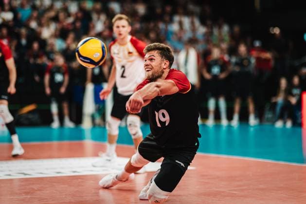 Volleyball-Länderspiel: Deutschland vs. Belgien, 23.08.25 Erik Röhrs (Deutschland, 19) nimmt den Ball an; Volleyball, Länderspiel: Deutschland vs. Belgien am 23.08.2025 in der LKH-Arena, Lüneburg Copyright: xBEAUTIFULxSPORTS Tonhäuserx