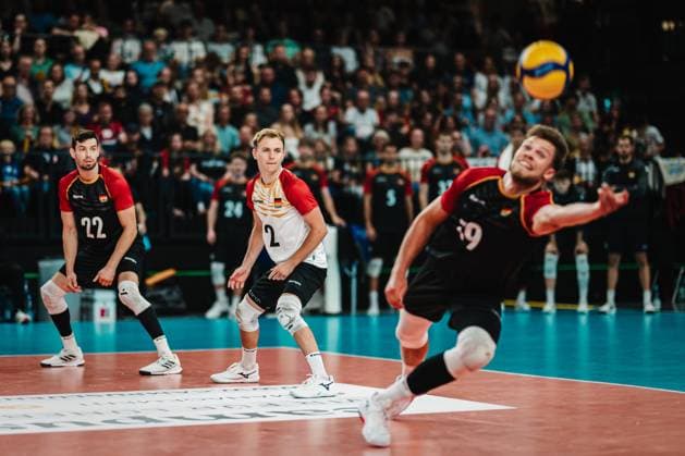 Volleyball-Länderspiel: Deutschland vs. Belgien, 23.08.25 Leonard Graven (Deutschland, 2) guckt zu Erik Röhrs (Deutschland, 19), welcher den Ball annimmt; Volleyball, Länderspiel: Deutschland vs. Belgien am 23.08.2025 in der LKH-Arena, Lüneburg Copyright: xBEAUTIFULxSPORTS Tonhäuserx