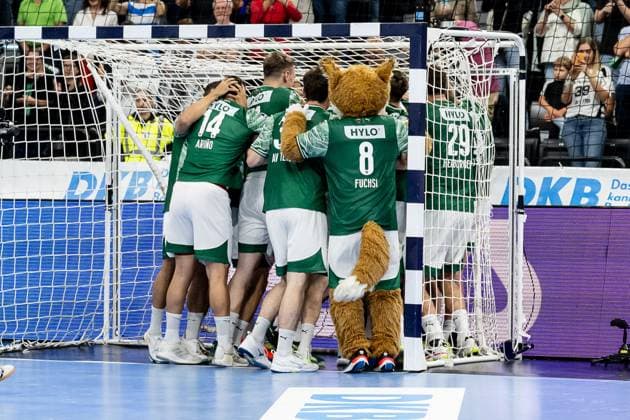 Die Berliner Spieler inkl. FUCHSI (Maskottchen, Fuechse Berlin) herzen Dejan Milosavljev (Torwart, Fuechse Berlin, 96) zu, der den letzten Wurf der Kieler beim Siebenmeterschiessen gehalten hatte - die Berliner gewinnen damit den HBL Supercup 2025 GER, Fuechse Berlin vs. THW Kiel, Handball, HBL Supercup 2025, Finale, 23.08.2025. GER, Fuechse Berlin vs. THW Kiel, Handball, HBL Supercup 2025, Finale, 23.08.2025. Muenchen Copyright: xEibner-Pressefoto HeikexFeinerx EP_HFR