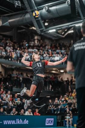 Volleyball Herren Länderspiel Deutschland vs. Belgien 23.08.2025 Anton Brehme ( 12 Deutschland) beim Aufschlag