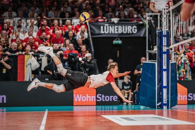 Sport Bilder des Tages Volleyball Herren Länderspiel Deutschland vs. Belgien 23.08.2025 Leonard Graven ( 2 Deutschland) hechtet dem Ball hinterher *** Volleyball mens international Germany vs Belgium 23 08 2025 Leonard Graven 2 Germany chases the ball