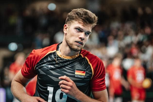 Volleyball Herren Länderspiel Deutschland vs. Belgien 23.08.2025 Erik Röhrs ( 19 Deutschland) beim Aufwärmen