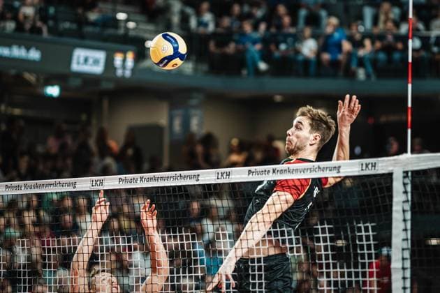 Volleyball Herren Länderspiel Deutschland vs. Belgien 23.08.2025 Simon Torwie ( 33 Deutschland) beim Einschlagen
