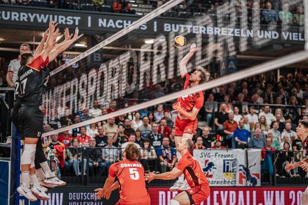 Volleyball Herren Länderspiel Deutschland vs. Belgien 23.08.2025 Ferre Reggers ( 2 Belgien) beim Angriff gegen den deutschen Block