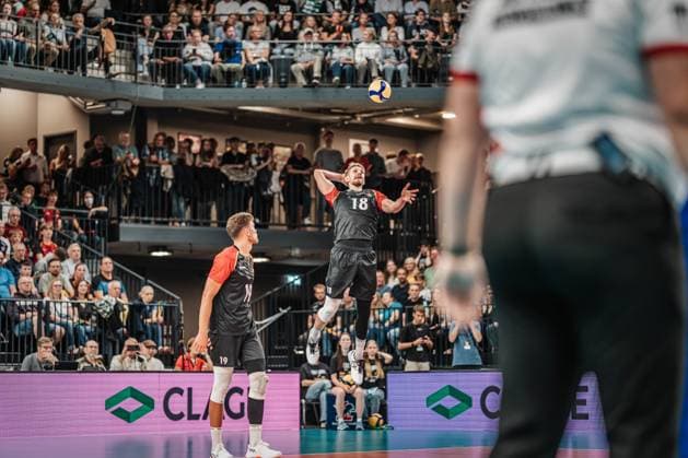 Volleyball Herren Länderspiel Deutschland vs. Belgien 23.08.2025 Florian Krage ( 18 Deutschland) beim Aufschlag
