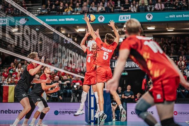 Volleyball Herren Länderspiel Deutschland vs. Belgien 23.08.2025 Stijn D Hulst ( 4 Belgien) spielt den Ball auf Pieter Coolman ( 5 Belgien) zu