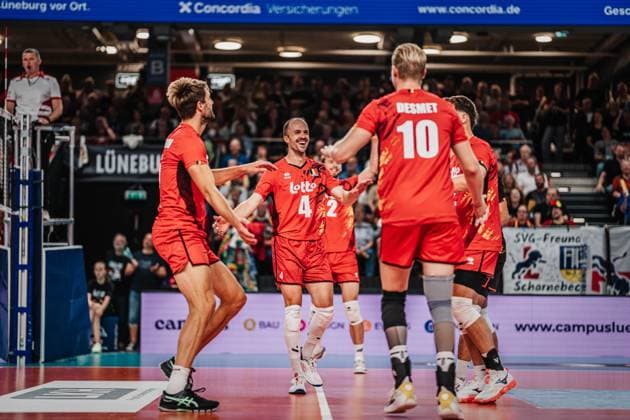Volleyball Herren Länderspiel Deutschland vs. Belgien 23.08.2025 Die belgische Mannschaft jubelt mit Stijn D Hulst ( 4 Belgien)