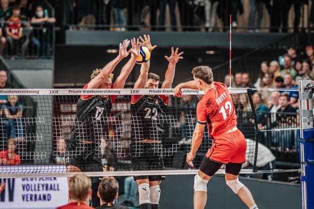 Volleyball Herren Länderspiel Deutschland vs. Belgien 23.08.2025 Seppe Rotty ( 12 Belgien) gegen den Block von Anton Brehme ( 12 Deutschland) und Tobias Brand ( 22 Deutschland)