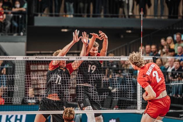 Volleyball Herren Länderspiel Deutschland vs. Belgien 23.08.2025 Ferre Reggers ( 2 Belgien) gegen den Block von Anton Brehme ( 12 Deutschland) und Erik Röhrs ( 19 Deutschland)