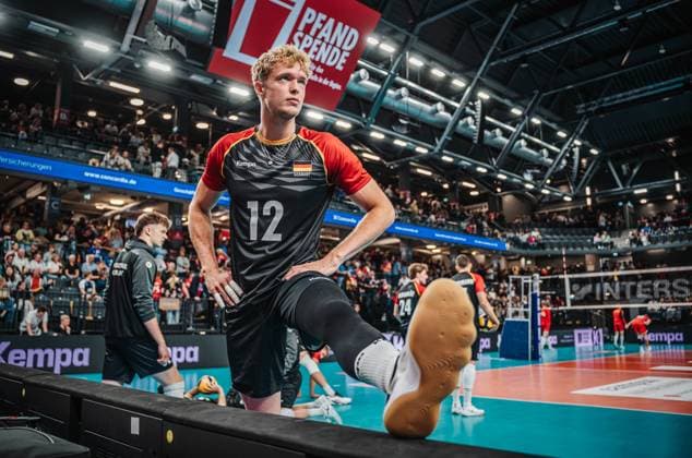 Volleyball Herren Länderspiel Deutschland vs. Belgien 23.08.2025 Anton Brehme ( 12 Deutschland) beim Aufwärmen