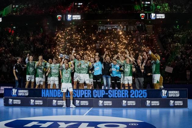 Die Fuechse Berlin gewinnen mit 34:33 nach Siebenmeterschiessen den Gewinn des HBL Supercup 2025 und feiern das dementsprechend bei der Siegerehrung GER, Fuechse Berlin vs. THW Kiel, Handball, HBL Supercup 2025, Finale, 23.08.2025. GER, Fuechse Berlin vs. THW Kiel, Handball, HBL Supercup 2025, Finale, 23.08.2025. Muenchen Copyright: xEibner-Pressefoto HeikexFeinerx EP_HFR
