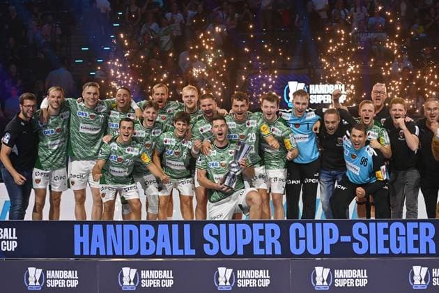Siegerehrung,Teamfoto,Team,Mannschaft,Mannschaftsfoto mit Pokal,Cup,Trophaee. Jubel,Freude,Begeisterung, Handball Super Cup 2025 der Maenner Fuechse Berlin vs. THW Kiel am 23.08.2025, SAP GARDEN Muenchen.