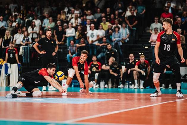 Volleyball-Länderspiel: Deutschland vs. Belgien, 23.08.25 Tobias Brand (Deutschland, 22) nimmt den Ball an, Erik Röhrs (Deutschland, 19) guckt kritisch; Volleyball, Länderspiel: Deutschland vs. Belgien am 23.08.2025 in der LKH-Arena, Lüneburg Copyright: xBEAUTIFULxSPORTS Tonhäuserx