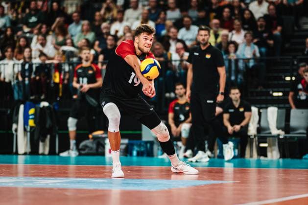 Volleyball-Länderspiel: Deutschland vs. Belgien, 23.08.25 Erik Röhrs (Deutschland, 19) nimmt den Ball an; Volleyball, Länderspiel: Deutschland vs. Belgien am 23.08.2025 in der LKH-Arena, Lüneburg Copyright: xBEAUTIFULxSPORTS Tonhäuserx