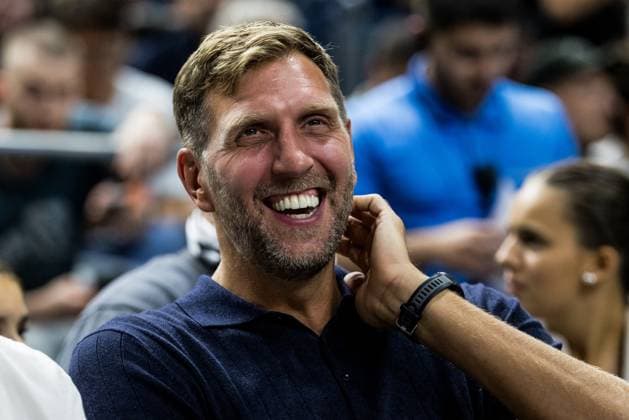 Testspiel: Deutschland - Spanien; 23.08.2025 Dirk Nowitzki (ehemaliger deutscher Basketballer) lacht, lachend Testspiel: Deutschland - Spanien, Köln, Lanxessarena am 23.08.2025 Copyright: xBEAUTIFULxSPORTS Wunderlx