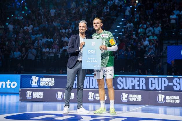Fuechse Berlin gegen THW Kiel, Handball, 1. Handball Bundesliga Herren, Supercup, Saison 2025 2026, Muenchen, 23.08.2025 Mathias Gidsel (Fuechse Berlin, 19) wird als bester Spieler des Spiels geehrt Muenchen SAP Garden Deutschland