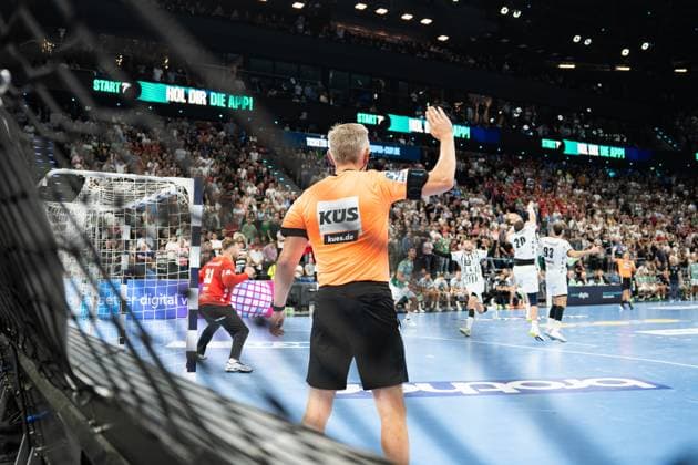 Fuechse Berlin gegen THW Kiel, Handball, 1. Handball Bundesliga Herren, Supercup, Saison 2025 2026, Muenchen, 23.08.2025 Robert Schulze (Schiedsrichter) zeigt Zeitspiel an Muenchen SAP Garden Deutschland