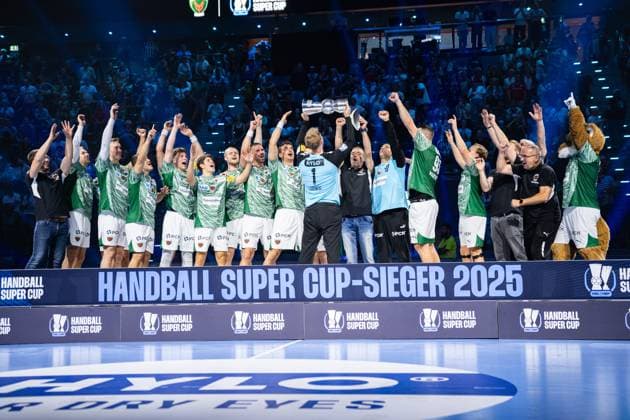 Fuechse Berlin gegen THW Kiel, Handball, 1. Handball Bundesliga Herren, Supercup, Saison 2025 2026, Muenchen, 23.08.2025 Die Mannschaft der Fuechse Berlin jubelt nach dem Sieg des Supercups. Lasse Ludwig (Fuechse Berlin, 01) hebt den Pokal Muenchen SAP Garden Deutschland