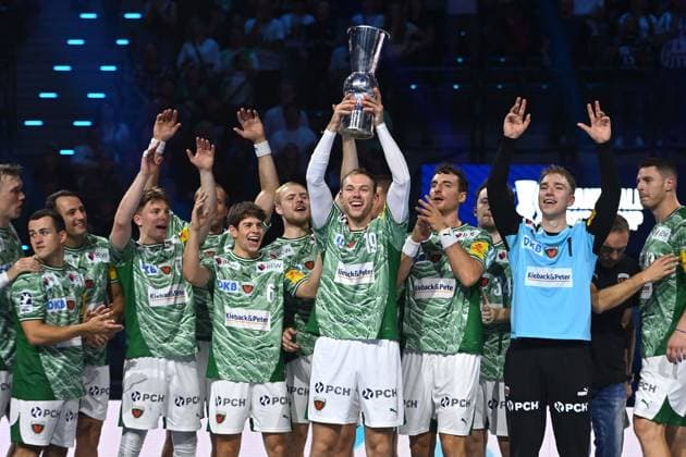Siegerehrung,Teamfoto,Team,Mannschaft, Mannschaftsfoto Mathias GIDSEL (Fuechse Berlin) mit Pokal,Cup,Trophaee. Jubel,Freude,Begeisterung, Handball Super Cup 2025 der Maenner Fuechse Berlin vs. THW Kiel am 23.08.2025, SAP GARDEN Muenchen.