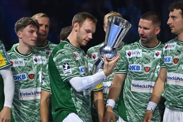Siegerehrung,Teamfoto,Team,Mannschaft, Mannschaftsfoto Mathias GIDSEL (Fuechse Berlin) mit Pokal,Cup,Trophaee. Jubel,Freude,Begeisterung, Handball Super Cup 2025 der Maenner Fuechse Berlin vs. THW Kiel am 23.08.2025, SAP GARDEN Muenchen.